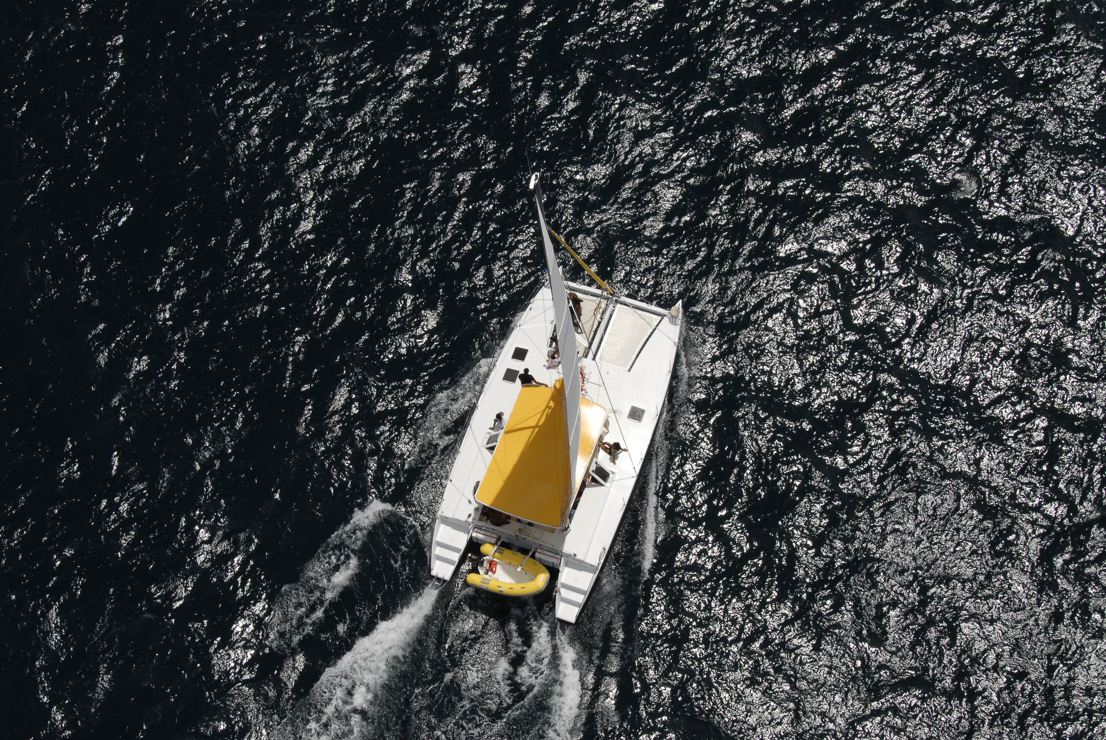 Catamaran vu du ciel pendant une journée avec skipper